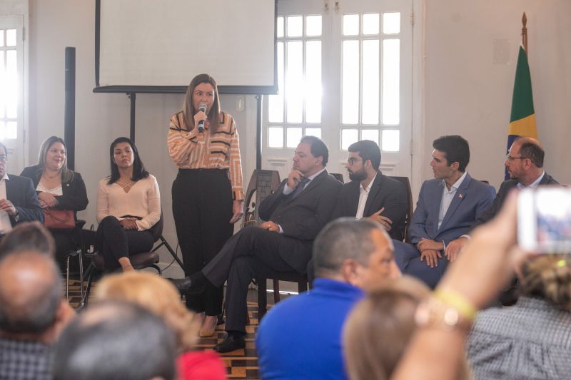 O governador Helder Barbalho assinou, no final da manhã desta segunda-feira (23), o projeto de lei que determina o reajuste salarial aos professores da rede pública estadual de ensino, como determina o Piso Nacional da categoria. <div class='credito_fotos'>Foto: Marco Santos / Ag. Pará   |   <a href='/midias/2019/originais/5810_c86b4457-8349-0a3a-be5e-a755dfd8ca15.jpg' download><i class='fa-solid fa-download'></i> Download</a></div>