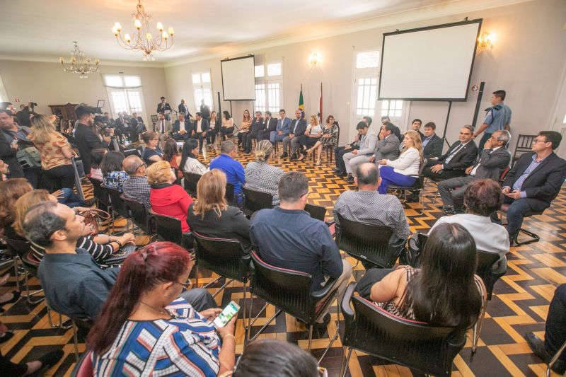 O governador Helder Barbalho assinou, no final da manhã desta segunda-feira (23), o projeto de lei que determina o reajuste salarial aos professores da rede pública estadual de ensino, como determina o Piso Nacional da categoria. <div class='credito_fotos'>Foto: Marco Santos / Ag. Pará   |   <a href='/midias/2019/originais/5810_da03908b-e305-c682-6ee7-1f4f2594cbc0.jpg' download><i class='fa-solid fa-download'></i> Download</a></div>
