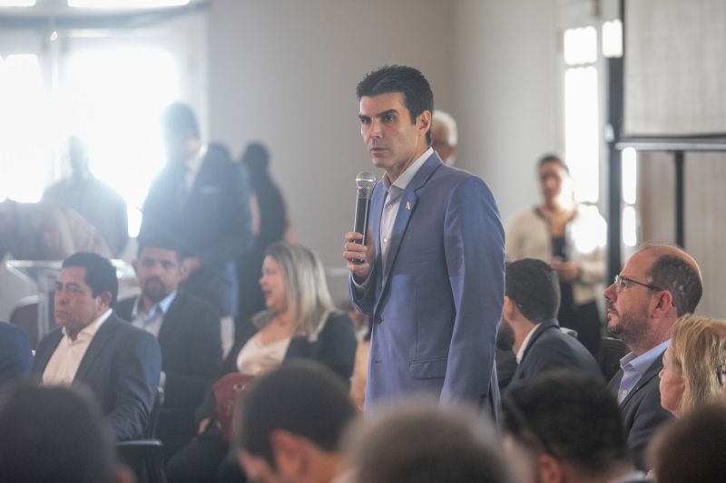O governador Helder Barbalho assinou, no final da manhã desta segunda-feira (23), o projeto de lei que determina o reajuste salarial aos professores da rede pública estadual de ensino, como determina o Piso Nacional da categoria. <div class='credito_fotos'>Foto: Marco Santos / Ag. Pará   |   <a href='/midias/2019/originais/5810_fb5e1983-349c-92b6-14e6-88f39a6c649e.jpg' download><i class='fa-solid fa-download'></i> Download</a></div>