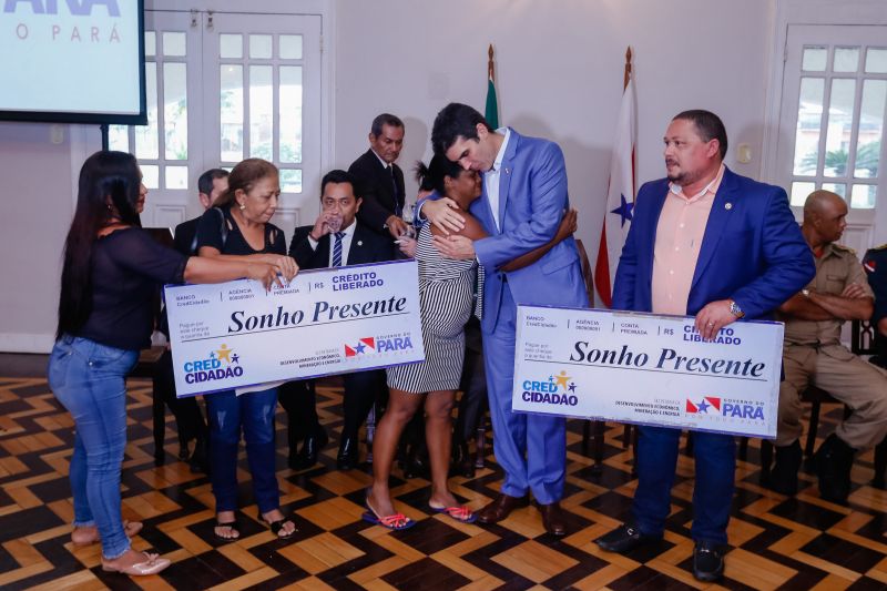 Um passo importante para investir no próprio negócio. É assim que representou a distribuição de microcréditos bancários pelo Programa CredCidadão para 58 pequenos empreendedores da periferia de Belém. A cerimônia de entrega foi realizada na tarde desta segunda feira (23), no palácio do governo. <div class='credito_fotos'>Foto: Marcelo Seabra / Ag. Pará   |   <a href='/midias/2019/originais/5814_3b813f30-21d6-bd48-f7d9-25c1f975a18a.jpg' download><i class='fa-solid fa-download'></i> Download</a></div>