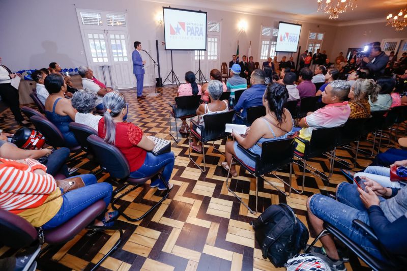 Um passo importante para investir no próprio negócio. É assim que representou a distribuição de microcréditos bancários pelo Programa CredCidadão para 58 pequenos empreendedores da periferia de Belém. A cerimônia de entrega foi realizada na tarde desta segunda feira (23), no palácio do governo. <div class='credito_fotos'>Foto: Marcelo Seabra / Ag. Pará   |   <a href='/midias/2019/originais/5814_bb81b271-b727-5f86-619c-4cc0b2548403.jpg' download><i class='fa-solid fa-download'></i> Download</a></div>