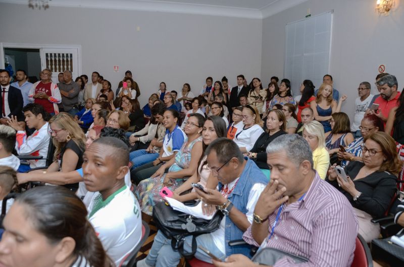 Os professores e alunos da rede estadual que mais se destacaram no ensino e no esporte educacional em 2019 foram homenageados pelo governo do estado. <div class='credito_fotos'>Foto: Eliseu Dias/Ag. Pará   |   <a href='/midias/2019/originais/5816_59b07bcd-92fb-68ec-96a3-67f4032802c1.jpg' download><i class='fa-solid fa-download'></i> Download</a></div>