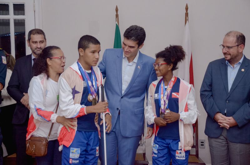Os professores e alunos da rede estadual que mais se destacaram no ensino e no esporte educacional em 2019 foram homenageados pelo governo do estado. <div class='credito_fotos'>Foto: Eliseu Dias/Ag. Pará   |   <a href='/midias/2019/originais/5816_5fc8bcaf-5893-0719-d1f6-284124f0582e.jpg' download><i class='fa-solid fa-download'></i> Download</a></div>