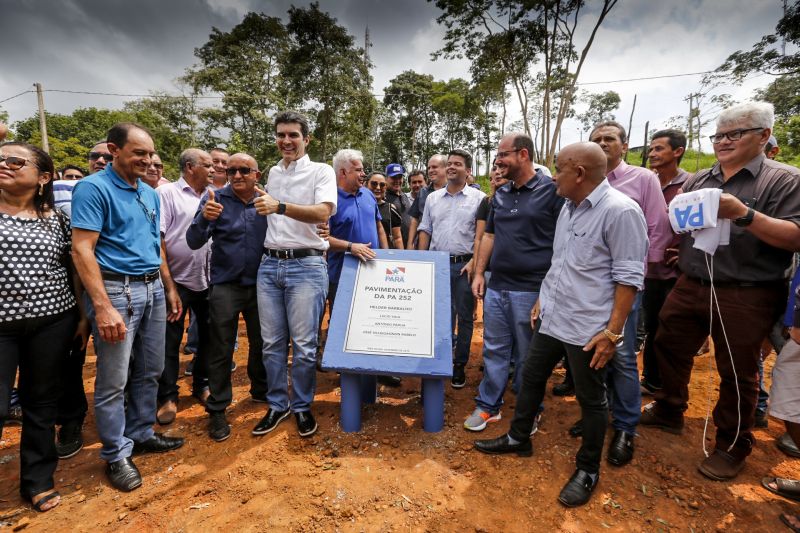 O município de Mãe do Rio também vai receber investimentos do governo do estado para a reforma de três importantes pontos da cidade: terminal rodoviário, mercado municipal e ginásio poliesportivo. Foi assinado um acordo de convênio para a execução dos investimentos na cidade. As novas obras irão trazer desenvolvimento no turismo e economia de Mãe do Rio. <div class='credito_fotos'>Foto: Marcelo Seabra / Ag. Pará   |   <a href='/midias/2019/originais/5817_71d8215f-991f-b5f6-8821-0cc553d94390.jpg' download><i class='fa-solid fa-download'></i> Download</a></div>