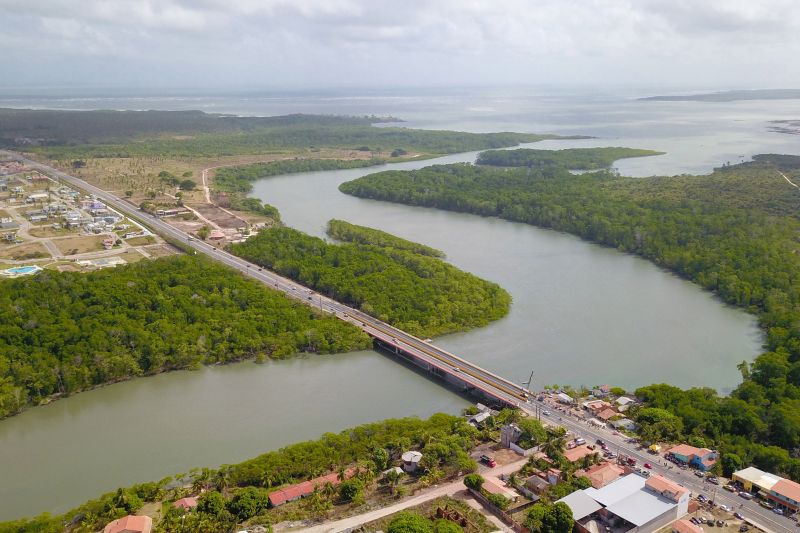Quem seguiu viagem para Salinopólis, nesta sexta feira (27), já pode notar que o trânsito está fluindo tranquilamente no trecho da PA- 444, na altura da ponte sob o rio Sampaio. <div class='credito_fotos'>Foto: Marco Santos / Ag. Pará   |   <a href='/midias/2019/originais/5820_e974b81f-2a37-c14f-302e-b9fde1ef36bc.jpg' download><i class='fa-solid fa-download'></i> Download</a></div>