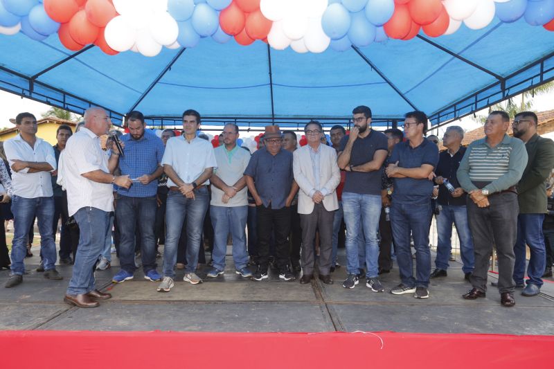 O município de Cachoeira do Piriá, no Nordeste do Estado, completa 24 anos de fundação neste sábado, 28, mas o presente para a cidade veio nesta sexta, 27, com a concretização de um antigo sonho da população local, a primeira agência do BanPará. O benefício chega não apenas para facilitar o pagamento dos servidores, mas também para impulsionar o desenvolvimento econômico do município. <div class='credito_fotos'>Foto: Marcelo Seabra / Ag. Pará   |   <a href='/midias/2019/originais/5821_116cbe3d-8dc0-4627-3ef8-1958ed4a9786.jpg' download><i class='fa-solid fa-download'></i> Download</a></div>