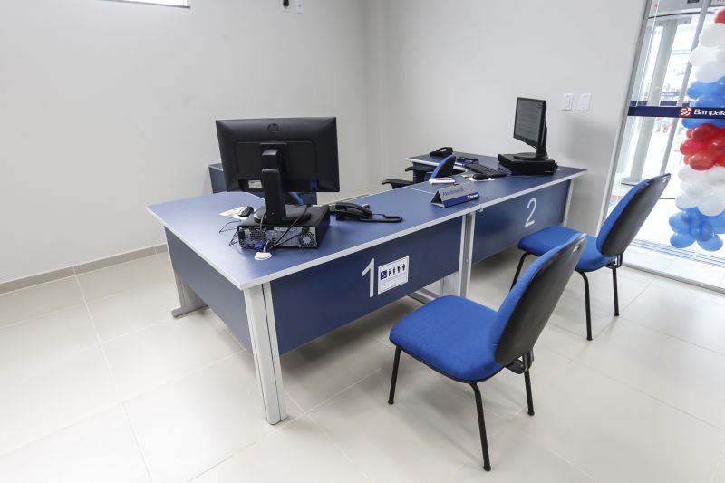 O município de Cachoeira do Piriá, no Nordeste do Estado, completa 24 anos de fundação neste sábado, 28, mas o presente para a cidade veio nesta sexta, 27, com a concretização de um antigo sonho da população local, a primeira agência do BanPará. O benefício chega não apenas para facilitar o pagamento dos servidores, mas também para impulsionar o desenvolvimento econômico do município. <div class='credito_fotos'>Foto: Marcelo Seabra / Ag. Pará   |   <a href='/midias/2019/originais/5821_165093f9-eba3-bb2c-b913-fac94ae592d5.jpg' download><i class='fa-solid fa-download'></i> Download</a></div>