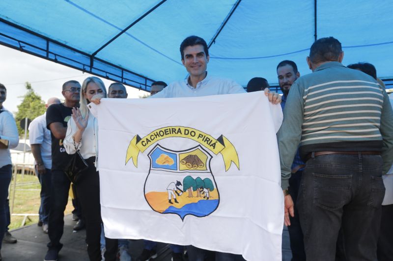 O município de Cachoeira do Piriá, no Nordeste do Estado, completa 24 anos de fundação neste sábado, 28, mas o presente para a cidade veio nesta sexta, 27, com a concretização de um antigo sonho da população local, a primeira agência do BanPará. O benefício chega não apenas para facilitar o pagamento dos servidores, mas também para impulsionar o desenvolvimento econômico do município. <div class='credito_fotos'>Foto: Marcelo Seabra / Ag. Pará   |   <a href='/midias/2019/originais/5821_1fb27a3d-312c-9814-a50d-6c82bfce9bab.jpg' download><i class='fa-solid fa-download'></i> Download</a></div>