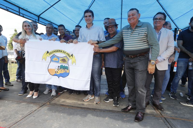 O município de Cachoeira do Piriá, no Nordeste do Estado, completa 24 anos de fundação neste sábado, 28, mas o presente para a cidade veio nesta sexta, 27, com a concretização de um antigo sonho da população local, a primeira agência do BanPará. O benefício chega não apenas para facilitar o pagamento dos servidores, mas também para impulsionar o desenvolvimento econômico do município. <div class='credito_fotos'>Foto: Marcelo Seabra / Ag. Pará   |   <a href='/midias/2019/originais/5821_de0ef5c5-602a-f7ac-0aa2-92369ebbc9f4.jpg' download><i class='fa-solid fa-download'></i> Download</a></div>