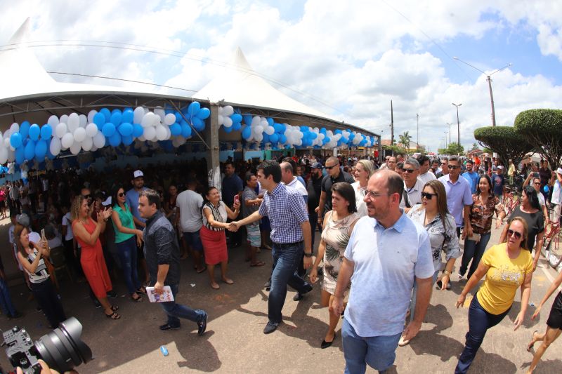 O Governador do Estado do Pará, Helder Barbalho, participou na manhã deste sábado (28), da entrega de pavimentação asfáltica de ruas no município de Santa Maria do Pará, que nesta data comemora 58 anos de emancipação. O chefe do executivo andou pelas ruas do município para conhecer tudo o que foi feito nas ruas Gerônimo Garcia, Santa Lúcia e Santa Rosa, num total de três quilômetros de extensão. As obras foram realizadas com recursos liberados do Ministério da  Integração Nacional, quando o então governador estava na pasta federal. O governador também participou da inauguração da praça São João Batista. <div class='credito_fotos'>Foto: Marco Santos / Ag. Pará   |   <a href='/midias/2019/originais/5824_04ba8d03-439a-dafe-8917-2c96b175449e.jpg' download><i class='fa-solid fa-download'></i> Download</a></div>