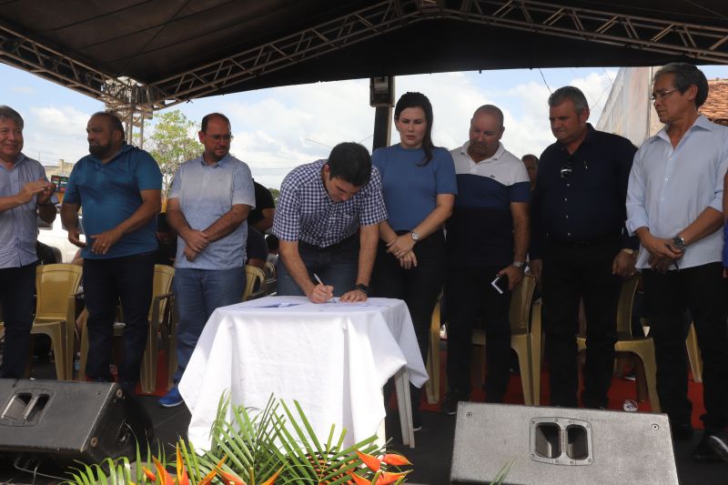 O Governador do Estado do Pará, Helder Barbalho, participou na manhã deste sábado (28), da entrega de pavimentação asfáltica de ruas no município de Santa Maria do Pará, que nesta data comemora 58 anos de emancipação. O chefe do executivo andou pelas ruas do município para conhecer tudo o que foi feito nas ruas Gerônimo Garcia, Santa Lúcia e Santa Rosa, num total de três quilômetros de extensão. As obras foram realizadas com recursos liberados do Ministério da  Integração Nacional, quando o então governador estava na pasta federal. O governador também participou da inauguração da praça São João Batista. <div class='credito_fotos'>Foto: Marco Santos / Ag. Pará   |   <a href='/midias/2019/originais/5824_0ad4195e-7b7f-0c21-de8f-b5f2af38269e.jpg' download><i class='fa-solid fa-download'></i> Download</a></div>