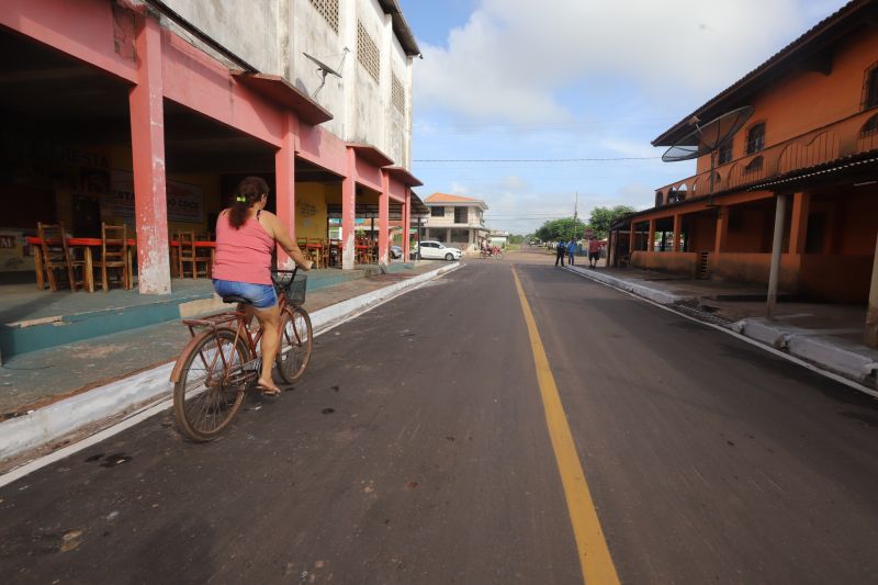 O Governador do Estado do Pará, Helder Barbalho, participou na manhã deste sábado (28), da entrega de pavimentação asfáltica de ruas no município de Santa Maria do Pará, que nesta data comemora 58 anos de emancipação. O chefe do executivo andou pelas ruas do município para conhecer tudo o que foi feito nas ruas Gerônimo Garcia, Santa Lúcia e Santa Rosa, num total de três quilômetros de extensão. As obras foram realizadas com recursos liberados do Ministério da  Integração Nacional, quando o então governador estava na pasta federal. O governador também participou da inauguração da praça São João Batista. <div class='credito_fotos'>Foto: Marco Santos / Ag. Pará   |   <a href='/midias/2019/originais/5824_16ae8f63-ddda-7016-d727-0f64e5fdabed.jpg' download><i class='fa-solid fa-download'></i> Download</a></div>