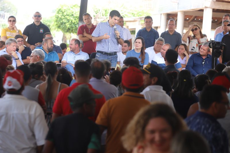 O Governador do Estado do Pará, Helder Barbalho, participou na manhã deste sábado (28), da entrega de pavimentação asfáltica de ruas no município de Santa Maria do Pará, que nesta data comemora 58 anos de emancipação. O chefe do executivo andou pelas ruas do município para conhecer tudo o que foi feito nas ruas Gerônimo Garcia, Santa Lúcia e Santa Rosa, num total de três quilômetros de extensão. As obras foram realizadas com recursos liberados do Ministério da  Integração Nacional, quando o então governador estava na pasta federal. O governador também participou da inauguração da praça São João Batista. <div class='credito_fotos'>Foto: Marco Santos / Ag. Pará   |   <a href='/midias/2019/originais/5824_1c6b0e6b-d434-cb6e-8073-e5028686ccea.jpg' download><i class='fa-solid fa-download'></i> Download</a></div>