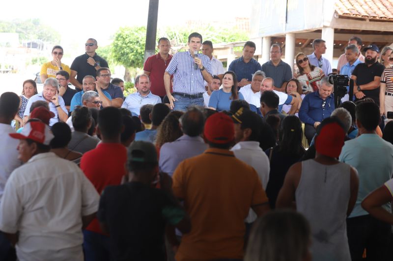 O Governador do Estado do Pará, Helder Barbalho, participou na manhã deste sábado (28), da entrega de pavimentação asfáltica de ruas no município de Santa Maria do Pará, que nesta data comemora 58 anos de emancipação. O chefe do executivo andou pelas ruas do município para conhecer tudo o que foi feito nas ruas Gerônimo Garcia, Santa Lúcia e Santa Rosa, num total de três quilômetros de extensão. As obras foram realizadas com recursos liberados do Ministério da  Integração Nacional, quando o então governador estava na pasta federal. O governador também participou da inauguração da praça São João Batista. <div class='credito_fotos'>Foto: Marco Santos / Ag. Pará   |   <a href='/midias/2019/originais/5824_253fb671-4860-df88-c257-383b520c5da1.jpg' download><i class='fa-solid fa-download'></i> Download</a></div>