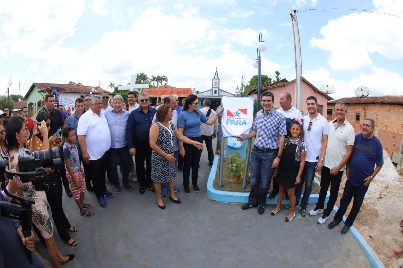 O Governador do Estado do Pará, Helder Barbalho, participou na manhã deste sábado (28), da entrega de pavimentação asfáltica de ruas no município de Santa Maria do Pará, que nesta data comemora 58 anos de emancipação. O chefe do executivo andou pelas ruas do município para conhecer tudo o que foi feito nas ruas Gerônimo Garcia, Santa Lúcia e Santa Rosa, num total de três quilômetros de extensão. As obras foram realizadas com recursos liberados do Ministério da  Integração Nacional, quando o então governador estava na pasta federal. O governador também participou da inauguração da praça São João Batista. <div class='credito_fotos'>Foto: Marco Santos / Ag. Pará   |   <a href='/midias/2019/originais/5824_2a6ac47e-04ee-9ea6-18fe-7834dc7bc67c.jpg' download><i class='fa-solid fa-download'></i> Download</a></div>