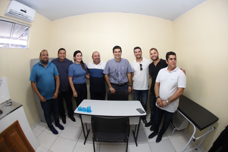 O Governador do Estado do Pará, Helder Barbalho, participou na manhã deste sábado (28), da entrega de pavimentação asfáltica de ruas no município de Santa Maria do Pará, que nesta data comemora 58 anos de emancipação. O chefe do executivo andou pelas ruas do município para conhecer tudo o que foi feito nas ruas Gerônimo Garcia, Santa Lúcia e Santa Rosa, num total de três quilômetros de extensão. As obras foram realizadas com recursos liberados do Ministério da  Integração Nacional, quando o então governador estava na pasta federal. O governador também participou da inauguração da praça São João Batista. <div class='credito_fotos'>Foto: Marco Santos / Ag. Pará   |   <a href='/midias/2019/originais/5824_2df50d7d-67bd-ff0a-edbd-50d4ed497e87.jpg' download><i class='fa-solid fa-download'></i> Download</a></div>