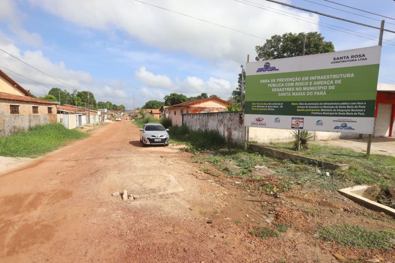 O Governador do Estado do Pará, Helder Barbalho, participou na manhã deste sábado (28), da entrega de pavimentação asfáltica de ruas no município de Santa Maria do Pará, que nesta data comemora 58 anos de emancipação. O chefe do executivo andou pelas ruas do município para conhecer tudo o que foi feito nas ruas Gerônimo Garcia, Santa Lúcia e Santa Rosa, num total de três quilômetros de extensão. As obras foram realizadas com recursos liberados do Ministério da  Integração Nacional, quando o então governador estava na pasta federal. O governador também participou da inauguração da praça São João Batista. <div class='credito_fotos'>Foto: Marco Santos / Ag. Pará   |   <a href='/midias/2019/originais/5824_31222a4d-5f02-2539-1572-6dd7b303fe13.jpg' download><i class='fa-solid fa-download'></i> Download</a></div>