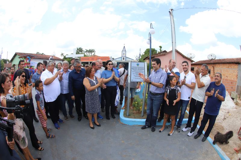 O Governador do Estado do Pará, Helder Barbalho, participou na manhã deste sábado (28), da entrega de pavimentação asfáltica de ruas no município de Santa Maria do Pará, que nesta data comemora 58 anos de emancipação. O chefe do executivo andou pelas ruas do município para conhecer tudo o que foi feito nas ruas Gerônimo Garcia, Santa Lúcia e Santa Rosa, num total de três quilômetros de extensão. As obras foram realizadas com recursos liberados do Ministério da  Integração Nacional, quando o então governador estava na pasta federal. O governador também participou da inauguração da praça São João Batista. <div class='credito_fotos'>Foto: Marco Santos / Ag. Pará   |   <a href='/midias/2019/originais/5824_3157f9ec-8106-5d1a-8115-5d7bb6583e0c.jpg' download><i class='fa-solid fa-download'></i> Download</a></div>