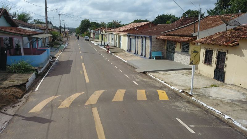 O Governador do Estado do Pará, Helder Barbalho, participou na manhã deste sábado (28), da entrega de pavimentação asfáltica de ruas no município de Santa Maria do Pará, que nesta data comemora 58 anos de emancipação. O chefe do executivo andou pelas ruas do município para conhecer tudo o que foi feito nas ruas Gerônimo Garcia, Santa Lúcia e Santa Rosa, num total de três quilômetros de extensão. As obras foram realizadas com recursos liberados do Ministério da  Integração Nacional, quando o então governador estava na pasta federal. O governador também participou da inauguração da praça São João Batista. <div class='credito_fotos'>Foto: Marco Santos / Ag. Pará   |   <a href='/midias/2019/originais/5824_37468134-ec02-b302-6d0d-c39e421c20ba.jpg' download><i class='fa-solid fa-download'></i> Download</a></div>