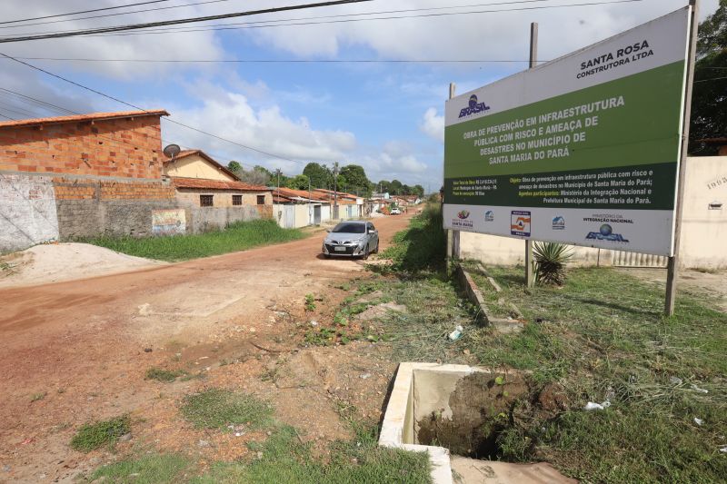 O Governador do Estado do Pará, Helder Barbalho, participou na manhã deste sábado (28), da entrega de pavimentação asfáltica de ruas no município de Santa Maria do Pará, que nesta data comemora 58 anos de emancipação. O chefe do executivo andou pelas ruas do município para conhecer tudo o que foi feito nas ruas Gerônimo Garcia, Santa Lúcia e Santa Rosa, num total de três quilômetros de extensão. As obras foram realizadas com recursos liberados do Ministério da  Integração Nacional, quando o então governador estava na pasta federal. O governador também participou da inauguração da praça São João Batista. <div class='credito_fotos'>Foto: Marco Santos / Ag. Pará   |   <a href='/midias/2019/originais/5824_429e7db7-a6f8-c6af-3147-bab5f9225385.jpg' download><i class='fa-solid fa-download'></i> Download</a></div>