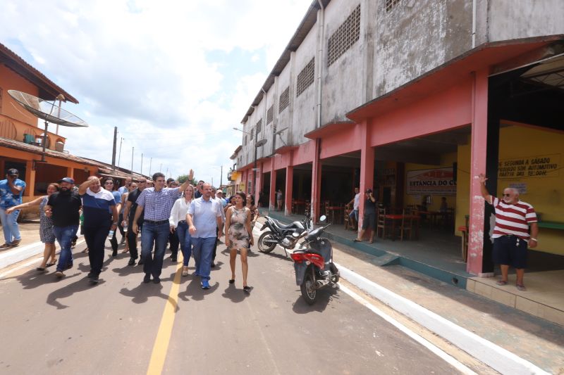 O Governador do Estado do Pará, Helder Barbalho, participou na manhã deste sábado (28), da entrega de pavimentação asfáltica de ruas no município de Santa Maria do Pará, que nesta data comemora 58 anos de emancipação. O chefe do executivo andou pelas ruas do município para conhecer tudo o que foi feito nas ruas Gerônimo Garcia, Santa Lúcia e Santa Rosa, num total de três quilômetros de extensão. As obras foram realizadas com recursos liberados do Ministério da  Integração Nacional, quando o então governador estava na pasta federal. O governador também participou da inauguração da praça São João Batista. <div class='credito_fotos'>Foto: Marco Santos / Ag. Pará   |   <a href='/midias/2019/originais/5824_44939ff4-5a9e-ae46-ce6e-371a3963ae50.jpg' download><i class='fa-solid fa-download'></i> Download</a></div>