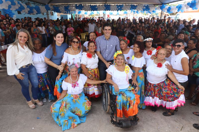 O Governador do Estado do Pará, Helder Barbalho, participou na manhã deste sábado (28), da entrega de pavimentação asfáltica de ruas no município de Santa Maria do Pará, que nesta data comemora 58 anos de emancipação. O chefe do executivo andou pelas ruas do município para conhecer tudo o que foi feito nas ruas Gerônimo Garcia, Santa Lúcia e Santa Rosa, num total de três quilômetros de extensão. As obras foram realizadas com recursos liberados do Ministério da  Integração Nacional, quando o então governador estava na pasta federal. O governador também participou da inauguração da praça São João Batista. <div class='credito_fotos'>Foto: Marco Santos / Ag. Pará   |   <a href='/midias/2019/originais/5824_4b455366-3714-619e-4530-ee640597c050.jpg' download><i class='fa-solid fa-download'></i> Download</a></div>
