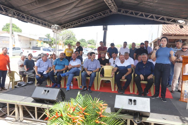 O Governador do Estado do Pará, Helder Barbalho, participou na manhã deste sábado (28), da entrega de pavimentação asfáltica de ruas no município de Santa Maria do Pará, que nesta data comemora 58 anos de emancipação. O chefe do executivo andou pelas ruas do município para conhecer tudo o que foi feito nas ruas Gerônimo Garcia, Santa Lúcia e Santa Rosa, num total de três quilômetros de extensão. As obras foram realizadas com recursos liberados do Ministério da  Integração Nacional, quando o então governador estava na pasta federal. O governador também participou da inauguração da praça São João Batista. <div class='credito_fotos'>Foto: Marco Santos / Ag. Pará   |   <a href='/midias/2019/originais/5824_4d0f411b-3f40-e597-f352-4fa589cafa80.jpg' download><i class='fa-solid fa-download'></i> Download</a></div>