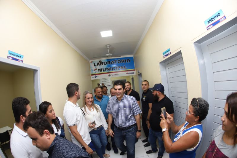 O Governador do Estado do Pará, Helder Barbalho, participou na manhã deste sábado (28), da entrega de pavimentação asfáltica de ruas no município de Santa Maria do Pará, que nesta data comemora 58 anos de emancipação. O chefe do executivo andou pelas ruas do município para conhecer tudo o que foi feito nas ruas Gerônimo Garcia, Santa Lúcia e Santa Rosa, num total de três quilômetros de extensão. As obras foram realizadas com recursos liberados do Ministério da  Integração Nacional, quando o então governador estava na pasta federal. O governador também participou da inauguração da praça São João Batista. <div class='credito_fotos'>Foto: Marco Santos / Ag. Pará   |   <a href='/midias/2019/originais/5824_51a6be14-2def-d249-2bc3-909438c88fdf.jpg' download><i class='fa-solid fa-download'></i> Download</a></div>