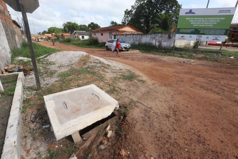O Governador do Estado do Pará, Helder Barbalho, participou na manhã deste sábado (28), da entrega de pavimentação asfáltica de ruas no município de Santa Maria do Pará, que nesta data comemora 58 anos de emancipação. O chefe do executivo andou pelas ruas do município para conhecer tudo o que foi feito nas ruas Gerônimo Garcia, Santa Lúcia e Santa Rosa, num total de três quilômetros de extensão. As obras foram realizadas com recursos liberados do Ministério da  Integração Nacional, quando o então governador estava na pasta federal. O governador também participou da inauguração da praça São João Batista. <div class='credito_fotos'>Foto: Marco Santos / Ag. Pará   |   <a href='/midias/2019/originais/5824_529b802d-8a5b-96ed-acd0-f5a8d017fe29.jpg' download><i class='fa-solid fa-download'></i> Download</a></div>