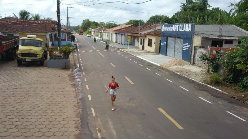 O Governador do Estado do Pará, Helder Barbalho, participou na manhã deste sábado (28), da entrega de pavimentação asfáltica de ruas no município de Santa Maria do Pará, que nesta data comemora 58 anos de emancipação. O chefe do executivo andou pelas ruas do município para conhecer tudo o que foi feito nas ruas Gerônimo Garcia, Santa Lúcia e Santa Rosa, num total de três quilômetros de extensão. As obras foram realizadas com recursos liberados do Ministério da  Integração Nacional, quando o então governador estava na pasta federal. O governador também participou da inauguração da praça São João Batista. <div class='credito_fotos'>Foto: Marco Santos / Ag. Pará   |   <a href='/midias/2019/originais/5824_6c6a125d-385a-df8b-eddf-bee35af3b6c2.jpg' download><i class='fa-solid fa-download'></i> Download</a></div>