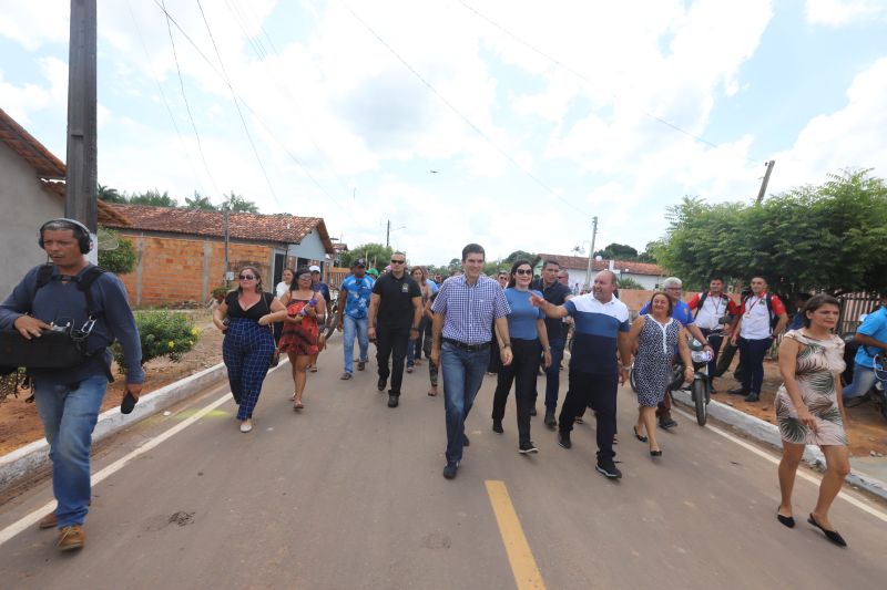 O Governador do Estado do Pará, Helder Barbalho, participou na manhã deste sábado (28), da entrega de pavimentação asfáltica de ruas no município de Santa Maria do Pará, que nesta data comemora 58 anos de emancipação. O chefe do executivo andou pelas ruas do município para conhecer tudo o que foi feito nas ruas Gerônimo Garcia, Santa Lúcia e Santa Rosa, num total de três quilômetros de extensão. As obras foram realizadas com recursos liberados do Ministério da  Integração Nacional, quando o então governador estava na pasta federal. O governador também participou da inauguração da praça São João Batista. <div class='credito_fotos'>Foto: Marco Santos / Ag. Pará   |   <a href='/midias/2019/originais/5824_6e4d8ef6-dd2b-3bbe-3138-a8684cdec98c.jpg' download><i class='fa-solid fa-download'></i> Download</a></div>