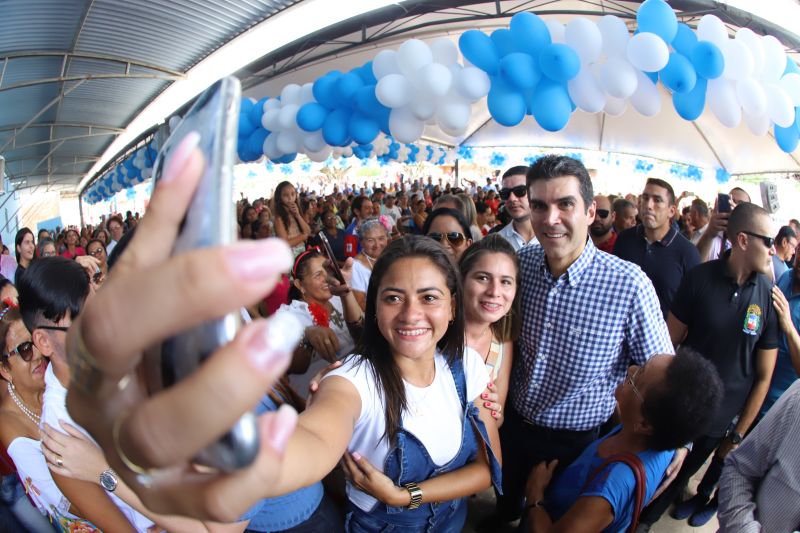 O Governador do Estado do Pará, Helder Barbalho, participou na manhã deste sábado (28), da entrega de pavimentação asfáltica de ruas no município de Santa Maria do Pará, que nesta data comemora 58 anos de emancipação. O chefe do executivo andou pelas ruas do município para conhecer tudo o que foi feito nas ruas Gerônimo Garcia, Santa Lúcia e Santa Rosa, num total de três quilômetros de extensão. As obras foram realizadas com recursos liberados do Ministério da  Integração Nacional, quando o então governador estava na pasta federal. O governador também participou da inauguração da praça São João Batista. <div class='credito_fotos'>Foto: Marco Santos / Ag. Pará   |   <a href='/midias/2019/originais/5824_73945fbb-da51-c63a-bb4a-dfcd40806dd6.jpg' download><i class='fa-solid fa-download'></i> Download</a></div>