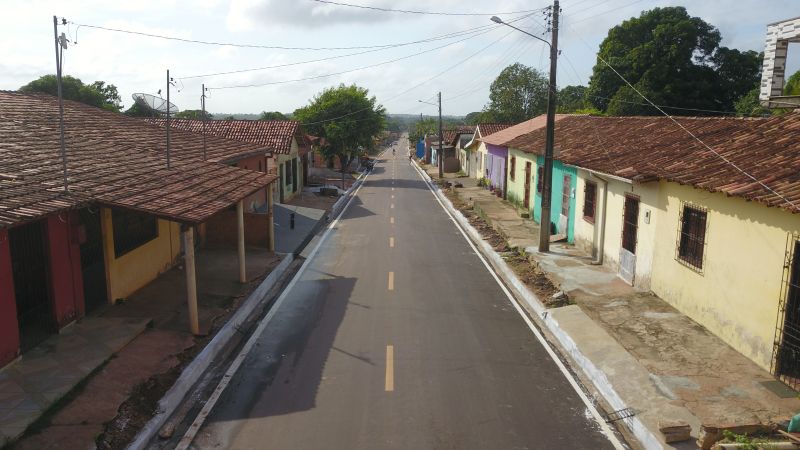 O Governador do Estado do Pará, Helder Barbalho, participou na manhã deste sábado (28), da entrega de pavimentação asfáltica de ruas no município de Santa Maria do Pará, que nesta data comemora 58 anos de emancipação. O chefe do executivo andou pelas ruas do município para conhecer tudo o que foi feito nas ruas Gerônimo Garcia, Santa Lúcia e Santa Rosa, num total de três quilômetros de extensão. As obras foram realizadas com recursos liberados do Ministério da  Integração Nacional, quando o então governador estava na pasta federal. O governador também participou da inauguração da praça São João Batista. <div class='credito_fotos'>Foto: Marco Santos / Ag. Pará   |   <a href='/midias/2019/originais/5824_749405ef-beb3-0e38-3038-a22a1692003d.jpg' download><i class='fa-solid fa-download'></i> Download</a></div>
