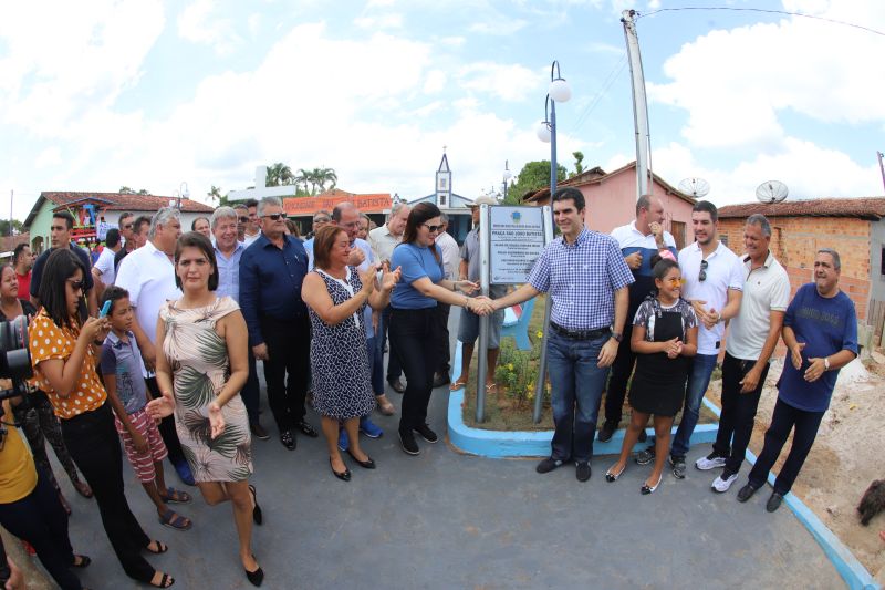 O Governador do Estado do Pará, Helder Barbalho, participou na manhã deste sábado (28), da entrega de pavimentação asfáltica de ruas no município de Santa Maria do Pará, que nesta data comemora 58 anos de emancipação. O chefe do executivo andou pelas ruas do município para conhecer tudo o que foi feito nas ruas Gerônimo Garcia, Santa Lúcia e Santa Rosa, num total de três quilômetros de extensão. As obras foram realizadas com recursos liberados do Ministério da  Integração Nacional, quando o então governador estava na pasta federal. O governador também participou da inauguração da praça São João Batista. <div class='credito_fotos'>Foto: Marco Santos / Ag. Pará   |   <a href='/midias/2019/originais/5824_76f9c6c2-18fb-fc6c-9f5c-b6f0ff528ef8.jpg' download><i class='fa-solid fa-download'></i> Download</a></div>