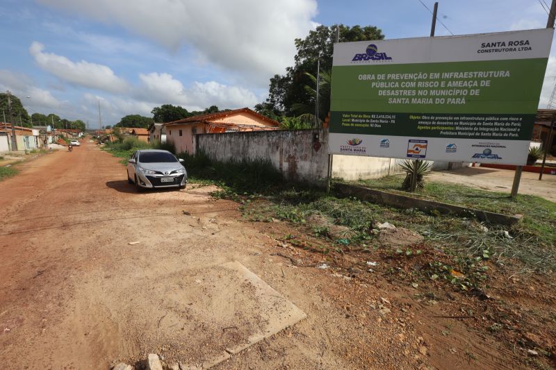 O Governador do Estado do Pará, Helder Barbalho, participou na manhã deste sábado (28), da entrega de pavimentação asfáltica de ruas no município de Santa Maria do Pará, que nesta data comemora 58 anos de emancipação. O chefe do executivo andou pelas ruas do município para conhecer tudo o que foi feito nas ruas Gerônimo Garcia, Santa Lúcia e Santa Rosa, num total de três quilômetros de extensão. As obras foram realizadas com recursos liberados do Ministério da  Integração Nacional, quando o então governador estava na pasta federal. O governador também participou da inauguração da praça São João Batista. <div class='credito_fotos'>Foto: Marco Santos / Ag. Pará   |   <a href='/midias/2019/originais/5824_79da3f9e-fc4f-371c-d78e-1f1f45c00261.jpg' download><i class='fa-solid fa-download'></i> Download</a></div>