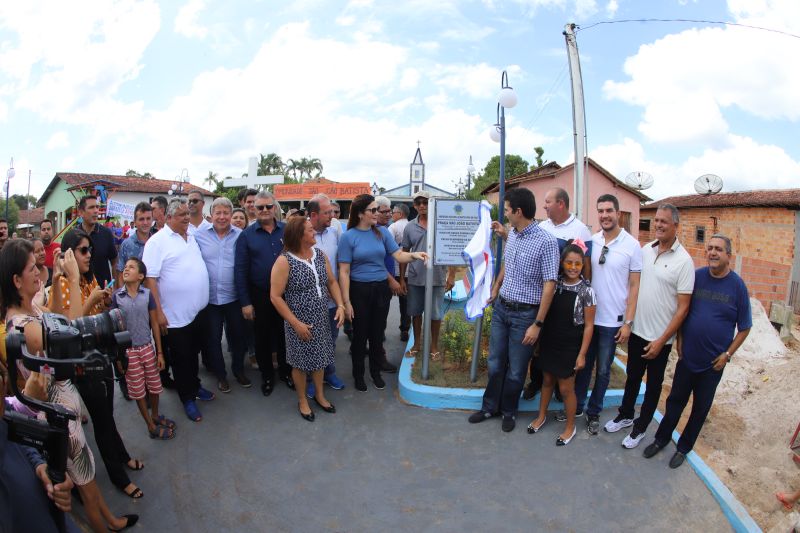O Governador do Estado do Pará, Helder Barbalho, participou na manhã deste sábado (28), da entrega de pavimentação asfáltica de ruas no município de Santa Maria do Pará, que nesta data comemora 58 anos de emancipação. O chefe do executivo andou pelas ruas do município para conhecer tudo o que foi feito nas ruas Gerônimo Garcia, Santa Lúcia e Santa Rosa, num total de três quilômetros de extensão. As obras foram realizadas com recursos liberados do Ministério da  Integração Nacional, quando o então governador estava na pasta federal. O governador também participou da inauguração da praça São João Batista. <div class='credito_fotos'>Foto: Marco Santos / Ag. Pará   |   <a href='/midias/2019/originais/5824_81dfe215-4fbe-4480-660b-2897ea39abb7.jpg' download><i class='fa-solid fa-download'></i> Download</a></div>