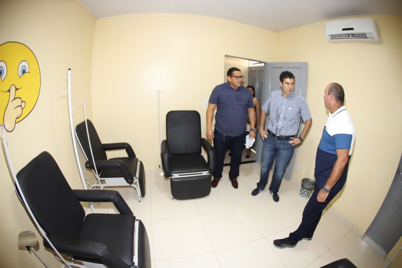 O Governador do Estado do Pará, Helder Barbalho, participou na manhã deste sábado (28), da entrega de pavimentação asfáltica de ruas no município de Santa Maria do Pará, que nesta data comemora 58 anos de emancipação. O chefe do executivo andou pelas ruas do município para conhecer tudo o que foi feito nas ruas Gerônimo Garcia, Santa Lúcia e Santa Rosa, num total de três quilômetros de extensão. As obras foram realizadas com recursos liberados do Ministério da  Integração Nacional, quando o então governador estava na pasta federal. O governador também participou da inauguração da praça São João Batista. <div class='credito_fotos'>Foto: Marco Santos / Ag. Pará   |   <a href='/midias/2019/originais/5824_88bce949-1105-8fab-7365-debcaeecebd6.jpg' download><i class='fa-solid fa-download'></i> Download</a></div>