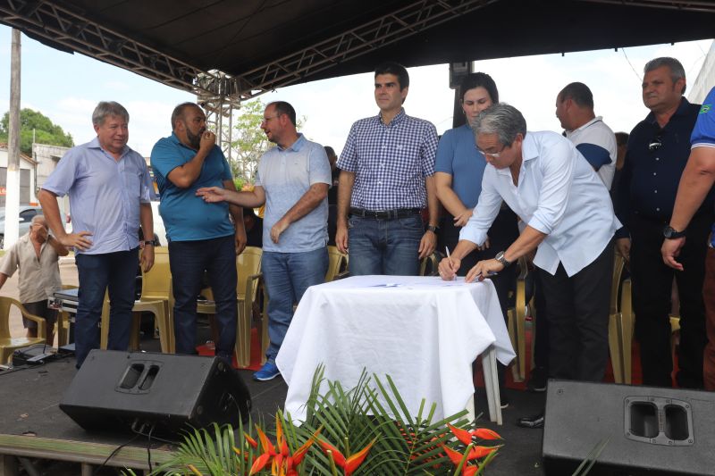 O Governador do Estado do Pará, Helder Barbalho, participou na manhã deste sábado (28), da entrega de pavimentação asfáltica de ruas no município de Santa Maria do Pará, que nesta data comemora 58 anos de emancipação. O chefe do executivo andou pelas ruas do município para conhecer tudo o que foi feito nas ruas Gerônimo Garcia, Santa Lúcia e Santa Rosa, num total de três quilômetros de extensão. As obras foram realizadas com recursos liberados do Ministério da  Integração Nacional, quando o então governador estava na pasta federal. O governador também participou da inauguração da praça São João Batista. <div class='credito_fotos'>Foto: Marco Santos / Ag. Pará   |   <a href='/midias/2019/originais/5824_997c5ca0-2bb2-1eaa-f1a2-da2c892e939b.jpg' download><i class='fa-solid fa-download'></i> Download</a></div>