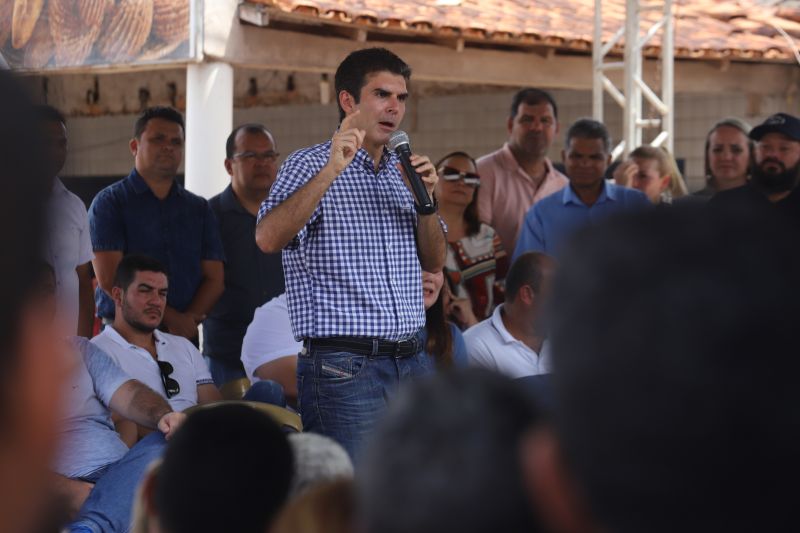 O Governador do Estado do Pará, Helder Barbalho, participou na manhã deste sábado (28), da entrega de pavimentação asfáltica de ruas no município de Santa Maria do Pará, que nesta data comemora 58 anos de emancipação. O chefe do executivo andou pelas ruas do município para conhecer tudo o que foi feito nas ruas Gerônimo Garcia, Santa Lúcia e Santa Rosa, num total de três quilômetros de extensão. As obras foram realizadas com recursos liberados do Ministério da  Integração Nacional, quando o então governador estava na pasta federal. O governador também participou da inauguração da praça São João Batista. <div class='credito_fotos'>Foto: Marco Santos / Ag. Pará   |   <a href='/midias/2019/originais/5824_99a7e39b-0d49-f6b9-81b2-a0a643adb602.jpg' download><i class='fa-solid fa-download'></i> Download</a></div>
