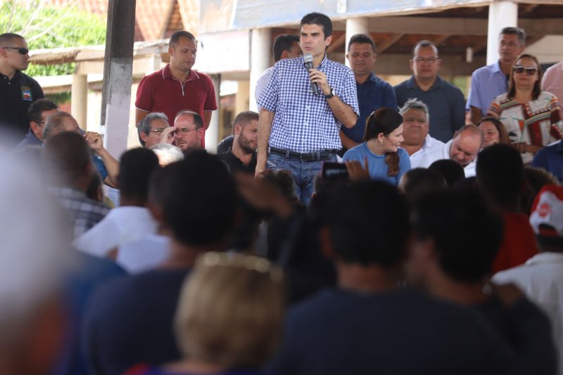 O Governador do Estado do Pará, Helder Barbalho, participou na manhã deste sábado (28), da entrega de pavimentação asfáltica de ruas no município de Santa Maria do Pará, que nesta data comemora 58 anos de emancipação. O chefe do executivo andou pelas ruas do município para conhecer tudo o que foi feito nas ruas Gerônimo Garcia, Santa Lúcia e Santa Rosa, num total de três quilômetros de extensão. As obras foram realizadas com recursos liberados do Ministério da  Integração Nacional, quando o então governador estava na pasta federal. O governador também participou da inauguração da praça São João Batista. <div class='credito_fotos'>Foto: Marco Santos / Ag. Pará   |   <a href='/midias/2019/originais/5824_a644e73b-4f73-572e-6ed6-ee2f71dcd9a7.jpg' download><i class='fa-solid fa-download'></i> Download</a></div>
