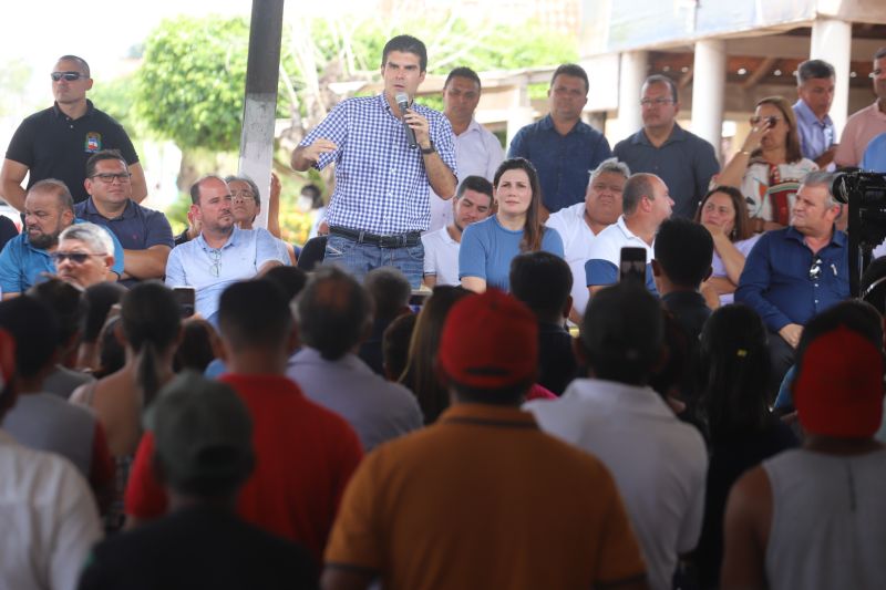 O Governador do Estado do Pará, Helder Barbalho, participou na manhã deste sábado (28), da entrega de pavimentação asfáltica de ruas no município de Santa Maria do Pará, que nesta data comemora 58 anos de emancipação. O chefe do executivo andou pelas ruas do município para conhecer tudo o que foi feito nas ruas Gerônimo Garcia, Santa Lúcia e Santa Rosa, num total de três quilômetros de extensão. As obras foram realizadas com recursos liberados do Ministério da  Integração Nacional, quando o então governador estava na pasta federal. O governador também participou da inauguração da praça São João Batista. <div class='credito_fotos'>Foto: Marco Santos / Ag. Pará   |   <a href='/midias/2019/originais/5824_ad320bd7-92d8-40b8-167a-8b8ef3ea47ac.jpg' download><i class='fa-solid fa-download'></i> Download</a></div>