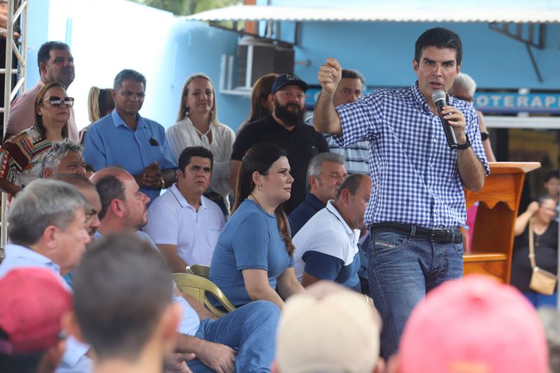 O Governador do Estado do Pará, Helder Barbalho, participou na manhã deste sábado (28), da entrega de pavimentação asfáltica de ruas no município de Santa Maria do Pará, que nesta data comemora 58 anos de emancipação. O chefe do executivo andou pelas ruas do município para conhecer tudo o que foi feito nas ruas Gerônimo Garcia, Santa Lúcia e Santa Rosa, num total de três quilômetros de extensão. As obras foram realizadas com recursos liberados do Ministério da  Integração Nacional, quando o então governador estava na pasta federal. O governador também participou da inauguração da praça São João Batista. <div class='credito_fotos'>Foto: Marco Santos / Ag. Pará   |   <a href='/midias/2019/originais/5824_b2df38ba-cb8e-be03-d61a-76c385094e6e.jpg' download><i class='fa-solid fa-download'></i> Download</a></div>
