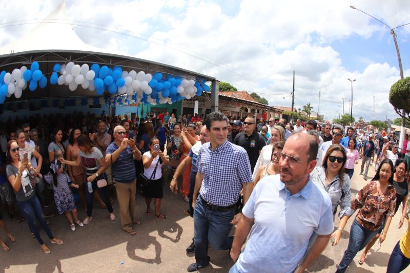 O Governador do Estado do Pará, Helder Barbalho, participou na manhã deste sábado (28), da entrega de pavimentação asfáltica de ruas no município de Santa Maria do Pará, que nesta data comemora 58 anos de emancipação. O chefe do executivo andou pelas ruas do município para conhecer tudo o que foi feito nas ruas Gerônimo Garcia, Santa Lúcia e Santa Rosa, num total de três quilômetros de extensão. As obras foram realizadas com recursos liberados do Ministério da  Integração Nacional, quando o então governador estava na pasta federal. O governador também participou da inauguração da praça São João Batista. <div class='credito_fotos'>Foto: Marco Santos / Ag. Pará   |   <a href='/midias/2019/originais/5824_b52e7e2a-2f62-e9bf-572b-17a20d54729f.jpg' download><i class='fa-solid fa-download'></i> Download</a></div>