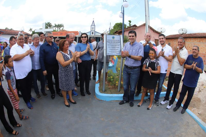 O Governador do Estado do Pará, Helder Barbalho, participou na manhã deste sábado (28), da entrega de pavimentação asfáltica de ruas no município de Santa Maria do Pará, que nesta data comemora 58 anos de emancipação. O chefe do executivo andou pelas ruas do município para conhecer tudo o que foi feito nas ruas Gerônimo Garcia, Santa Lúcia e Santa Rosa, num total de três quilômetros de extensão. As obras foram realizadas com recursos liberados do Ministério da  Integração Nacional, quando o então governador estava na pasta federal. O governador também participou da inauguração da praça São João Batista. <div class='credito_fotos'>Foto: Marco Santos / Ag. Pará   |   <a href='/midias/2019/originais/5824_be1e8aa6-6691-6eb6-af28-50540357ff1f.jpg' download><i class='fa-solid fa-download'></i> Download</a></div>