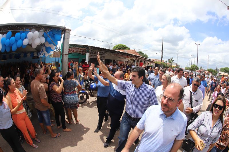 O Governador do Estado do Pará, Helder Barbalho, participou na manhã deste sábado (28), da entrega de pavimentação asfáltica de ruas no município de Santa Maria do Pará, que nesta data comemora 58 anos de emancipação. O chefe do executivo andou pelas ruas do município para conhecer tudo o que foi feito nas ruas Gerônimo Garcia, Santa Lúcia e Santa Rosa, num total de três quilômetros de extensão. As obras foram realizadas com recursos liberados do Ministério da  Integração Nacional, quando o então governador estava na pasta federal. O governador também participou da inauguração da praça São João Batista. <div class='credito_fotos'>Foto: Marco Santos / Ag. Pará   |   <a href='/midias/2019/originais/5824_bf47eaec-e298-fbad-03fa-779431fd11d8.jpg' download><i class='fa-solid fa-download'></i> Download</a></div>