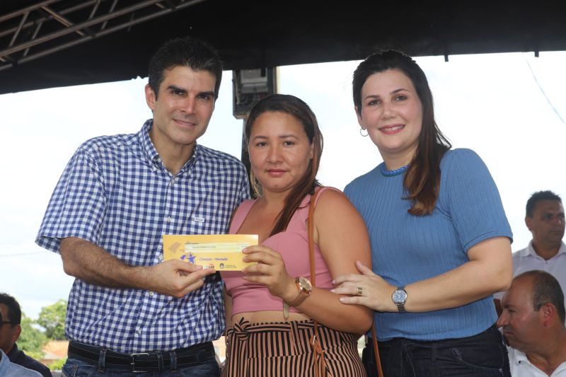 O Governador do Estado do Pará, Helder Barbalho, participou na manhã deste sábado (28), da entrega de pavimentação asfáltica de ruas no município de Santa Maria do Pará, que nesta data comemora 58 anos de emancipação. O chefe do executivo andou pelas ruas do município para conhecer tudo o que foi feito nas ruas Gerônimo Garcia, Santa Lúcia e Santa Rosa, num total de três quilômetros de extensão. As obras foram realizadas com recursos liberados do Ministério da  Integração Nacional, quando o então governador estava na pasta federal. O governador também participou da inauguração da praça São João Batista. <div class='credito_fotos'>Foto: Marco Santos / Ag. Pará   |   <a href='/midias/2019/originais/5824_ca841dce-c14d-7367-565b-c8e2687c49ee.jpg' download><i class='fa-solid fa-download'></i> Download</a></div>