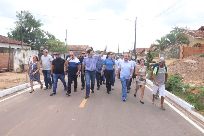 O Governador do Estado do Pará, Helder Barbalho, participou na manhã deste sábado (28), da entrega de pavimentação asfáltica de ruas no município de Santa Maria do Pará, que nesta data comemora 58 anos de emancipação. O chefe do executivo andou pelas ruas do município para conhecer tudo o que foi feito nas ruas Gerônimo Garcia, Santa Lúcia e Santa Rosa, num total de três quilômetros de extensão. As obras foram realizadas com recursos liberados do Ministério da  Integração Nacional, quando o então governador estava na pasta federal. O governador também participou da inauguração da praça São João Batista. <div class='credito_fotos'>Foto: Marco Santos / Ag. Pará   |   <a href='/midias/2019/originais/5824_cabc35bf-59d7-b911-be82-9e4b81e3b8b7.jpg' download><i class='fa-solid fa-download'></i> Download</a></div>