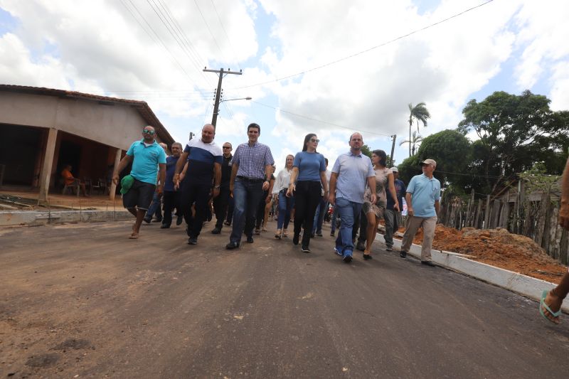 O Governador do Estado do Pará, Helder Barbalho, participou na manhã deste sábado (28), da entrega de pavimentação asfáltica de ruas no município de Santa Maria do Pará, que nesta data comemora 58 anos de emancipação. O chefe do executivo andou pelas ruas do município para conhecer tudo o que foi feito nas ruas Gerônimo Garcia, Santa Lúcia e Santa Rosa, num total de três quilômetros de extensão. As obras foram realizadas com recursos liberados do Ministério da  Integração Nacional, quando o então governador estava na pasta federal. O governador também participou da inauguração da praça São João Batista. <div class='credito_fotos'>Foto: Marco Santos / Ag. Pará   |   <a href='/midias/2019/originais/5824_cd789354-3e0a-cb39-43e1-b7d768f277ee.jpg' download><i class='fa-solid fa-download'></i> Download</a></div>