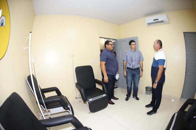 O Governador do Estado do Pará, Helder Barbalho, participou na manhã deste sábado (28), da entrega de pavimentação asfáltica de ruas no município de Santa Maria do Pará, que nesta data comemora 58 anos de emancipação. O chefe do executivo andou pelas ruas do município para conhecer tudo o que foi feito nas ruas Gerônimo Garcia, Santa Lúcia e Santa Rosa, num total de três quilômetros de extensão. As obras foram realizadas com recursos liberados do Ministério da  Integração Nacional, quando o então governador estava na pasta federal. O governador também participou da inauguração da praça São João Batista. <div class='credito_fotos'>Foto: Marco Santos / Ag. Pará   |   <a href='/midias/2019/originais/5824_d521620d-e7e7-ca51-2b4d-54f72da95bc3.jpg' download><i class='fa-solid fa-download'></i> Download</a></div>