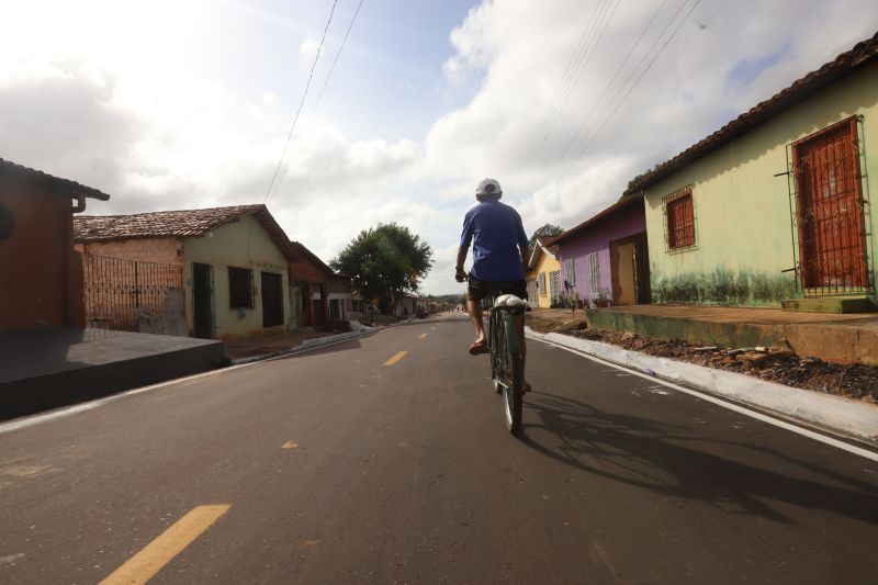 O Governador do Estado do Pará, Helder Barbalho, participou na manhã deste sábado (28), da entrega de pavimentação asfáltica de ruas no município de Santa Maria do Pará, que nesta data comemora 58 anos de emancipação. O chefe do executivo andou pelas ruas do município para conhecer tudo o que foi feito nas ruas Gerônimo Garcia, Santa Lúcia e Santa Rosa, num total de três quilômetros de extensão. As obras foram realizadas com recursos liberados do Ministério da  Integração Nacional, quando o então governador estava na pasta federal. O governador também participou da inauguração da praça São João Batista. <div class='credito_fotos'>Foto: Marco Santos / Ag. Pará   |   <a href='/midias/2019/originais/5824_d67aca0c-2612-be74-53a7-e8c76b71cae7.jpg' download><i class='fa-solid fa-download'></i> Download</a></div>